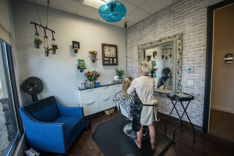 hairdresser in a Phenix Salon Suite