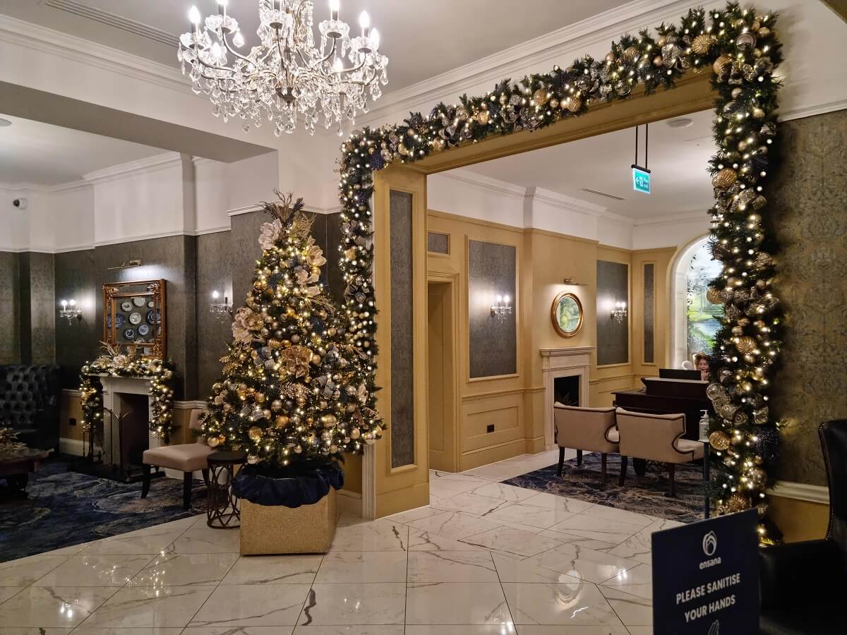 house decorated by christmas decorators