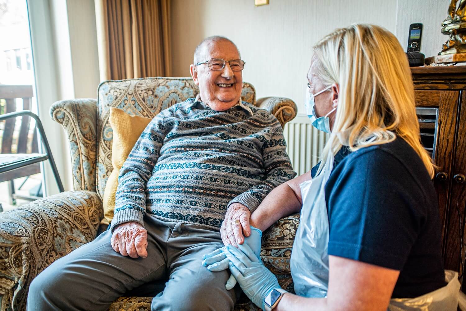 walfinch carer playing game with elderly lady